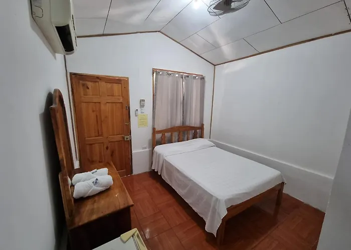 Cabinas Isabel Hotel *