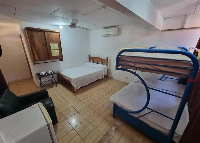 Cabinas Isabel Hotel *